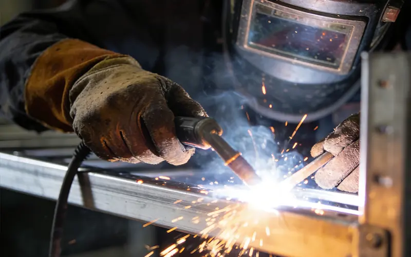 Welding of metal shelves
